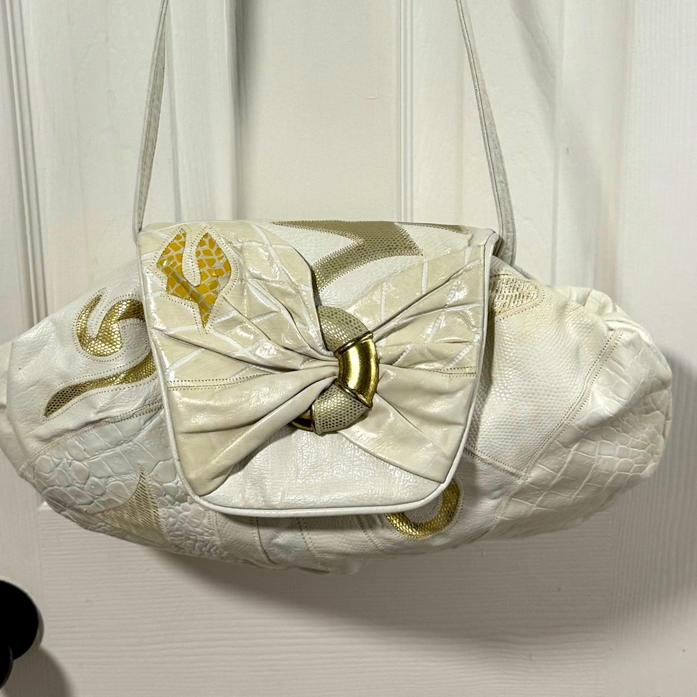 Vintage leather bag Fifth Avenue is the brand